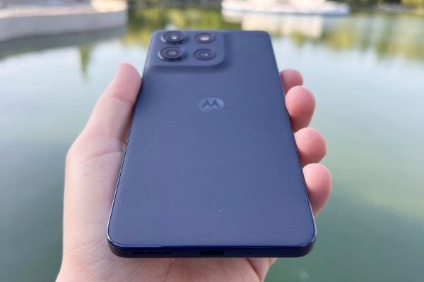 Motorola moto g86: Design-ul deja consacrat Motorola, cu nuanțe Pantone, muchii înguste și certificare IP69 acum
