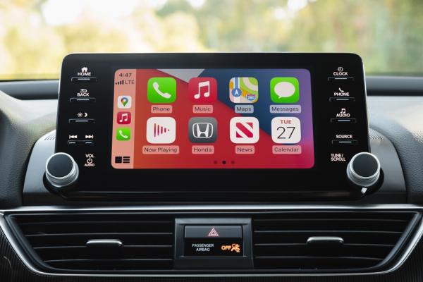 Viitorul CarPlay+ include butoane fizice; Apple lucrează la un sistem hibrid tactil-mecanic (Patent aprobat)