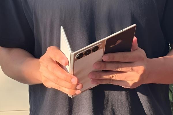 Tecno revine în zona telefoanelor inedite cu Phantom Ultimate G Fold, un triplu-pliabil ce apare în fotografii spion înainte de lansare
