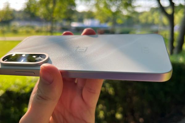 OnePlus Nord 5: Design-ul este mai rafinat și continuă pe direcția de simplitate, are sticlă în spate