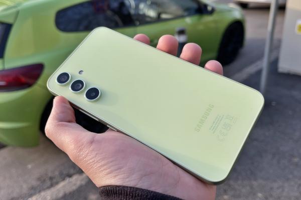 One UI 8 începe testele pe Galaxy A54; firmware-ul cu Android 16 a fost deja urcat pe servere