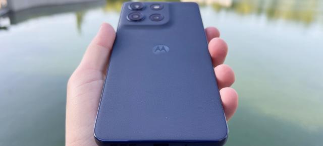 Motorola moto g86: Design-ul deja consacrat Motorola, cu nuanțe Pantone, muchii înguste și certificare IP69 acum