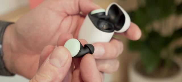 Google ar putea anunța și alte gadget-uri alături de seria Pixel 10; Apar la orizont căștile Pixel Buds 2a și un încărcător wireless pentru dispozitive