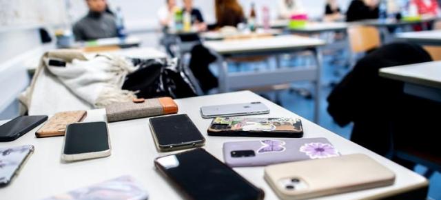 Elevii se concentrează mai bine fără telefoane; Studiul din Olanda confirmă efectele interdicției din școli