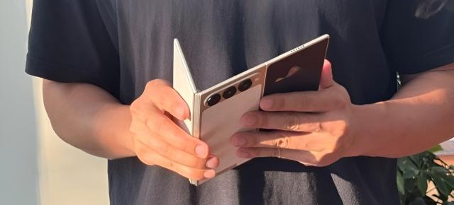 Tecno revine în zona telefoanelor inedite cu Phantom Ultimate G Fold, un triplu-pliabil ce apare în fotografii spion înainte de lansare