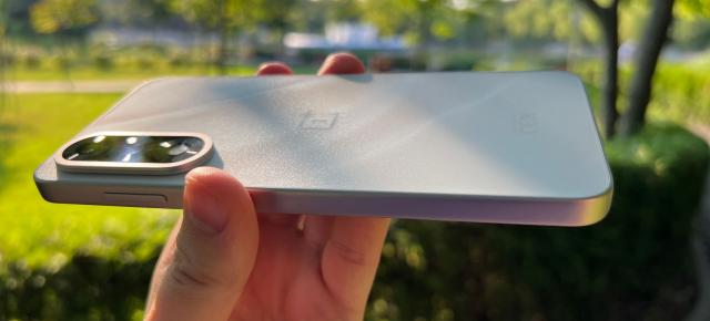 OnePlus Nord 5: Design-ul este mai rafinat și continuă pe direcția de simplitate, are sticlă în spate