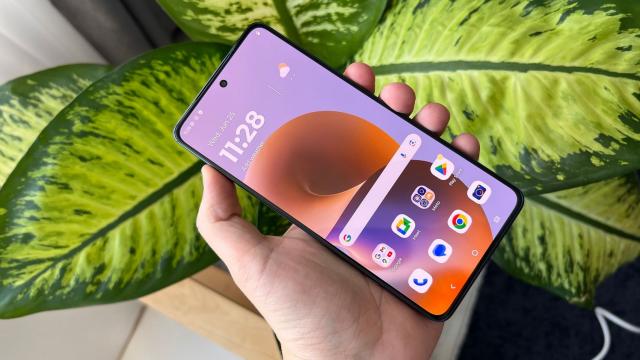 <b>Motorola moto g86: Un alt telefon moto care renunță la ecranul curbat, are muchii înguste și diagonală mare</b>Ecranul lui Motorola moto g86 sună identic celui văzut pe modelul predecesor, adică moto g85, doar că Motorola a umblat puțin la luminozitate și aduce ca bonus și suportul HDR10+. Avem un panou P-OLED de 6.67 inch, cu 120Hz 