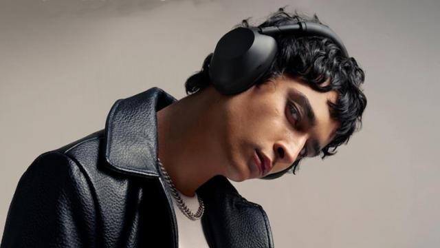 <b>RESIGILATUL ZILEI #84: Căști Over the Ear Sony WH-1000XM6B – Noise Cancelling legendar, confort de top și sunet la superlativ</b>Suntem la episodul #84 din seria „RESIGILATUL ZILEI”, unde scoatem în față acele produse care îmbină performanța de top cu un preț redus considerabil. Azi avem în prim-plan un set de căști care redefinește standardul în materie de sunet wireless