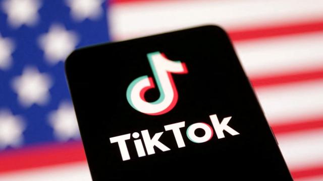 <b>TikTok va primi o versiune "americană" în această toamnă, soluția pentru evitarea interzicerii în SUA</b>La început de săptămână avem o veste neașteptată din relația Donald Trump-SUA-TikTok, aceea că TikTok va avea în curând două aplicații diferite, una pentru utilizatorii din Statele Unite și o alta pentru restul lumii. Dacă nu ești la curent