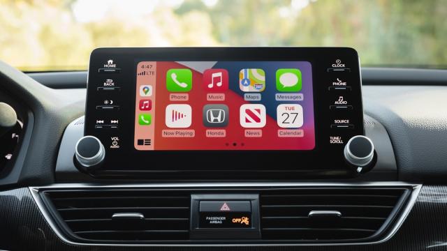 <b>Viitorul CarPlay+ include butoane fizice; Apple lucrează la un sistem hibrid tactil-mecanic (Patent aprobat)</b>Apple continuă să lucreze la viitorul CarPlay, în ciuda reticenței tot mai multor producători auto față de planurile gigantului din Cupertino de a domina sistemele de infotainment. Un nou brevet aprobat recent arată direcția în care merge compania