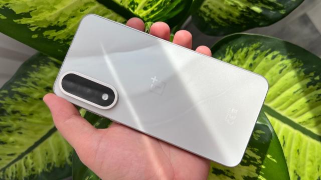 <b>OnePlus Nord 5: Primul Nord ce aduce procesor din seria Snapdragon 8 și un record de refresh rate</b>Upgrade-urile de ordin hardware sunt unele importante și așa cum spuneam în introducere, OnePlus Nord 5 marchează o premieră pentru seria de telefoane Nord, fiind primul cu procesor Snapdragon 8. În cazul de față s-a optat pentru 