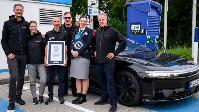 <b>Record mondial înregistrat de Lucid Air Grand Touring; Primul automobil electric care parcurge 1205 kilometri fără oprire</b>Lucid Motors tocmai a înregistrat cel de-al doilea record mondial, înregistrat oficial în Guiness World Record (Cartea Recordurilor). Modelul Air Grand Touring din portofoliul său a reușit să parcurgă 1205 kilometri dintr-o bucată, fără nicio oprire 