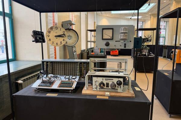 Am vizitat Palatul Telefoanelor şi am văzut centrale şi telefoane din anii 1950, 1970 (Video)