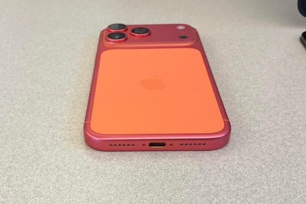 iPhone 17 Pro Max (Cosmic Orange) - Schimbare culoare
