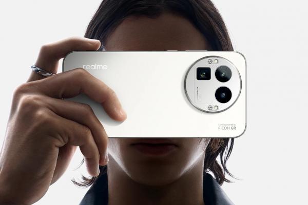 Smartphone-ul care își schimbă look-ul este aici! realme GT8 Pro vine cu accesorii modulare pentru camera foto Ricoh, procesor Snapdragon 8 Elite Gen5