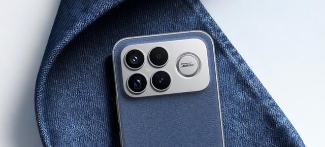 Flagship-ul ce pune o boxă BOSE în spate se lansează pe 23 octombrie; Are și carcasă "cu blugi"