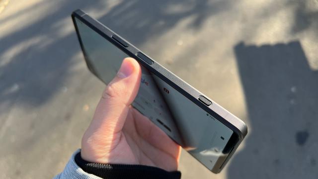 <b>Xperia 1 VIII apare pe web, dar Sony nu pare a mai vinde în România...</b>În alte vremuri o scăpare de Sony Xperia 1 VIII ar fi stârnit ceva interes, dar în 2025 nu prea. Am căutat de curiozitate preţul lui Sony Xperia 1 VII la noi şi nici urmă la magazinele locale. De aceea, şanse mici să vină şi Xperia 1 VIII la noi