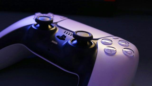 <b>PS6 vine mai repede decât credeam; Producția consolei începe în 2026, iar o variantă portabilă pare că e în pregătire</b>Veștile despre viitoarea consolă de la Sony încep să capete contur. Potrivit unui tipster destul de cunoscut, Moore’s Law is Dead (MLID), PlayStation 6 ar urma să intre în producție în prima parte a anului 2027. Până acum se vehicula că undeva în 2028