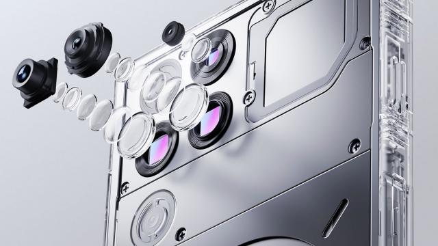 <b>RedMagic 11 Pro+ a debutat oficial: telefon de gaming cu ventilator, răcire cu inel cu lichid şi baterie de 7500 mAh</b>Nubia tocmai a prezentat primul telefon de gaming cu procesor Qualcomm Snapdragon 8 Elite Gen 5. E vorba despre RedMagic 11 Pro+, care a sosit alături de 11 Pro, dar în acest material ne ocupăm doar de modelul bine dotat, cel cu Plus.