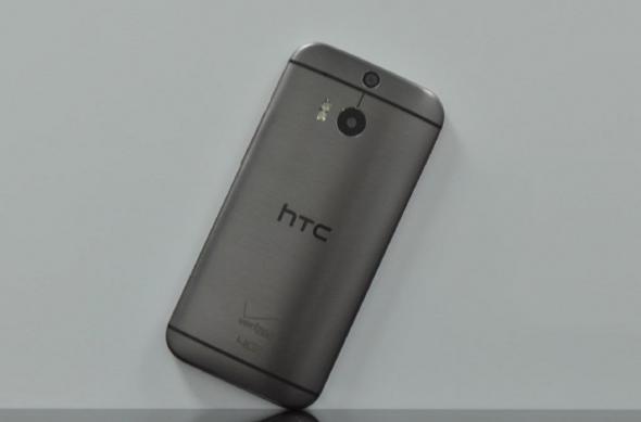 Noul HTC One apare pe eBay, cu un preț de 499.99 dolari, branding Verizon; Avem și poze cu o machetă de nou One!: 181260_htconevzwdummyrear.jpg