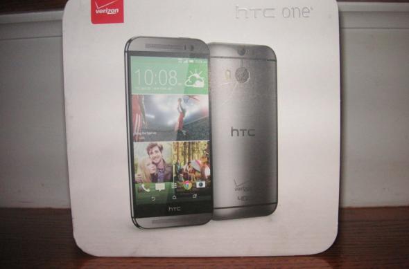 Noul HTC One apare pe eBay, cu un preț de 499.99 dolari, branding Verizon; Avem și poze cu o machetă de nou One!: 181260_htconevzwbox.jpg