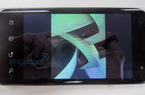 Smartphone monstru de la LG: CPU dual-core Tegra 2, display de 4 inchi, Android 2.3/3.0: 10x1116exenglgandroid2.jpg