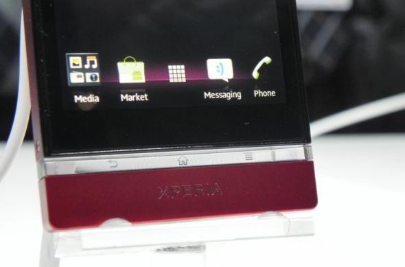 MWC 2012: Sony Xperia P preview - telefon cu bară transparentă și design ușor curbat (Video): dscn0760jpg.jpg