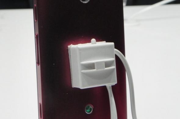 MWC 2012: Sony Xperia P preview - telefon cu bară transparentă și design ușor curbat (Video): dscn0761.jpg