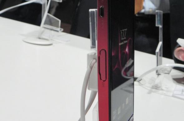 MWC 2012: Sony Xperia P preview - telefon cu bară transparentă și design ușor curbat (Video): dscn0758.jpg
