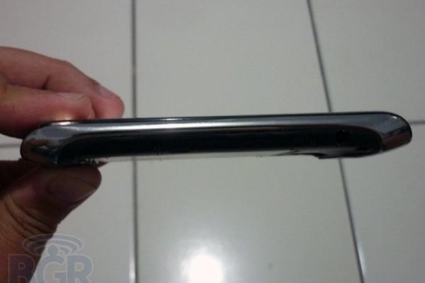 BlackBerry Touch, urmașul lui Storm apare În câteva imagini live; iată primele concluzii