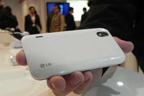 MWC 2011: LG Optimus Black, primul telefon cu cameră frontală performantă analizat În Barcelona (Video)