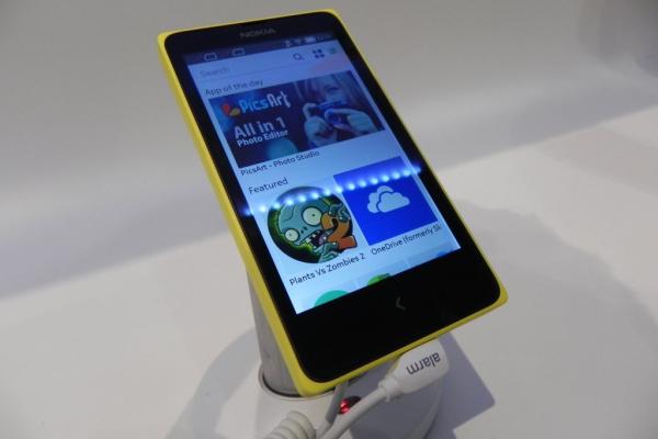 Hands on cu Nokia X, primul Android de la Nokia și Începutul unei serii interesante (Retro MWC 2014 - Video)