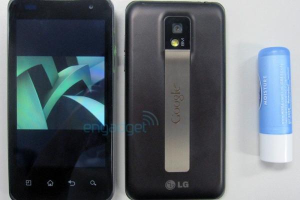 Smartphone monstru de la LG: CPU dual-core Tegra 2, display de 4 inchi, Android 2.3/3.0