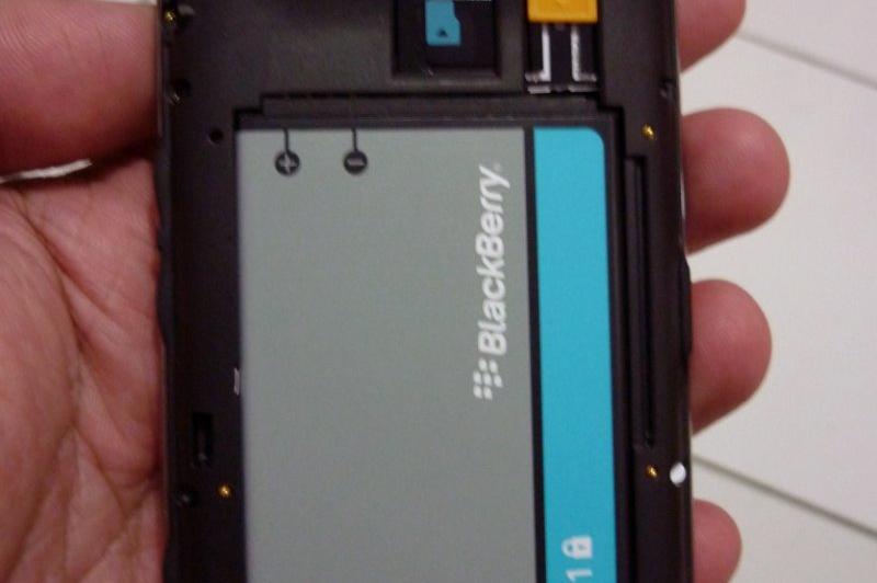 BlackBerry Touch, urmașul lui Storm apare În câteva imagini live; iată primele concluzii: 4d94ab5aec393110331162706.jpg