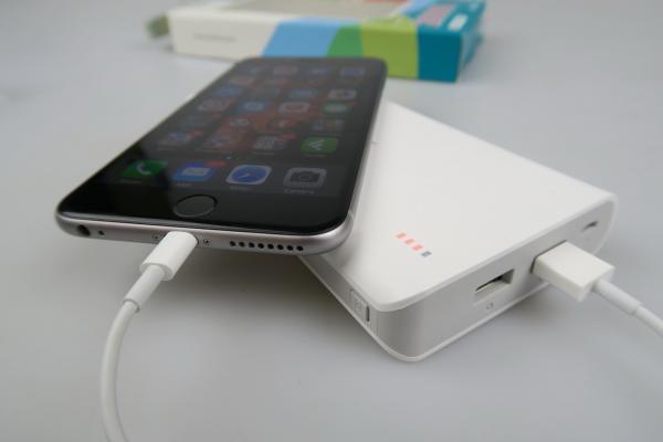 Prezentare baterie externă Romoss Polymos 20: 20.000 mAh şi toţi puşi la treabă excelent (Video)