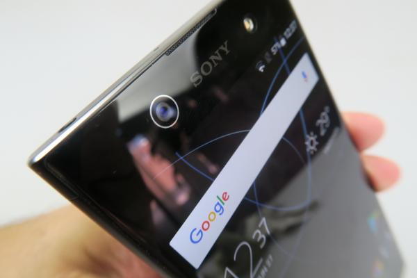 Sony Xperia XA1 Ultra: Cameră excelentă de luat în vacanţă, filmare selfie la înălţime