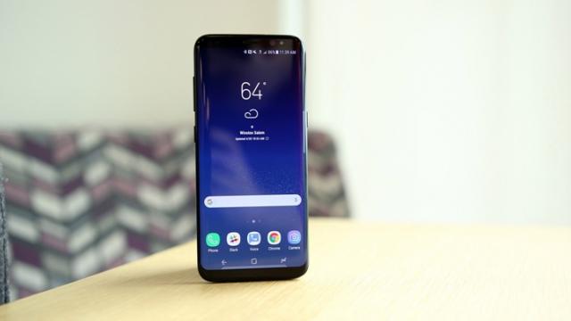 <b>Samsung Galaxy S8 primește un discount de 600 lei de la PC Garage! Avem reducere și pentru S8+!</b>O surpriză plăcută ne fac astăzi cei de la PC Garage care oferă reduceri consistente pentru smartphone-urile Samsung Galaxy S8 și Galaxy S8+. Modelul standard primește un discount de 600 lei în vreme ce varianta phablet de 6.2 inch beneficiază de 
