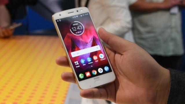 <b>Moto Z2 Force are un ecran Shattershield... care se zgârie cam uşor; Moto răspunde legat de probleme</b>Un mare plus al lui Moto Z2 Force este și acela al ecranului cu tehnologie Shattershield care certifică rezistența la impact, asta în vreme ce folosește numeroase straturi de sticlă pentru a ajunge la acest avantaj. Din câte se pare plasticul utilizat