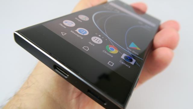 <b>Sony Xperia XA1 Review</b>Sony Xperia XA1 Ultra a fost deja testat de noi şi a fost găsit drept o unealtă excelentă de vlogging şi de savurat filme din mers. De aceea am trecut cu interes sporit şi la versiunea sa mai mică, Xperia XA1. Aceasta a debutat la MWC 2017, a început să..