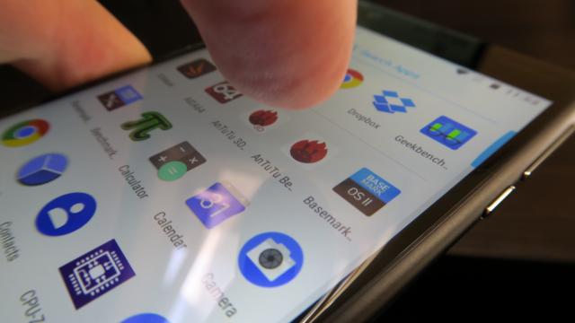 <b>Nokia 3: Benchmark-uri fără recorduri, fără surprize</b>De la un telefon entry level nu te aşteptaţi să îţi ruleze vreun Bioshock emulat, asta e clar. Dar ar fi drăguţ dacă măcar ar rula Riptide GP Renegade fără probleme... Nokia 3 vine cu un procesor MediaTek MT6737 quad core de 1.3 GHz, nu chiar cel mai..