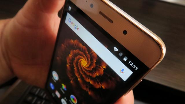 <b>Allview X4 Soul Lite: Display IPS mai luminos decât la unele flagship-uri cu pretenţii</b>Întreaga serie Allview X4 Soul a livrat ecrane destul de bune până acum şi nici Allview X4 Soul Lite nu se abate de la această direcţie. Vine cu un ecran IPS LCD de 5.5 inch, cu rezoluţie Full HD, laminare completă şi tehnologie LTPS.