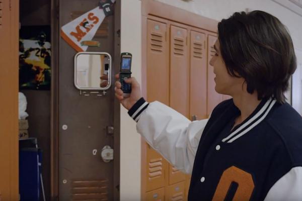 Revine seria RAZR? Lenovo postează un teaser nostalgic pe bază de clapetă şi promite o lansare pe 9 iunie (Video)