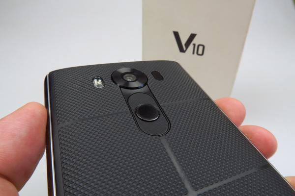 LG V10 Unboxing: phablet-ul supradotat de la LG scos din cutie, cu ecran dual, camera frontală duala (Video)