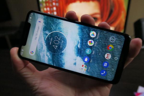 Motorola One: Display mulţumitor ca luminozitate, puţin gri