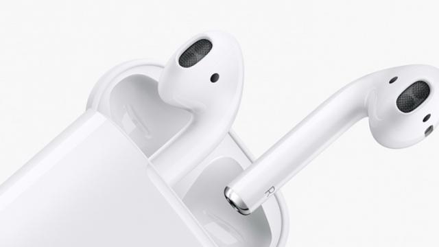 <b>Căștile Apple AirPods 2 ar avea un debut programat pentru 2019; Posibil să ofere încărcare wireless</b>Cu toate că așteptam lansarea unor căști succesor pentru Apple AirPods încă din toamnă alături de noile modele iPhone, această lansare nu s-a întâmplat din păcate. Acum apar speculații din partea analiștilor cu privire la faptul că debutul 