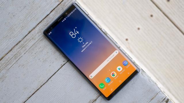 <b>Samsung Galaxy Note 9 primeşte Android Pie cu One UI aplicat peste, sub formă de beta</b>După câteva săptămâni de așteptare iată că și utilizatorii de terminale Samsung Galaxy Note 9 pot participa la un program de testare beta a lui Android 9.0 Pie. Acesta aduce în prim plan noua interfață One UI axată pe simplitate 