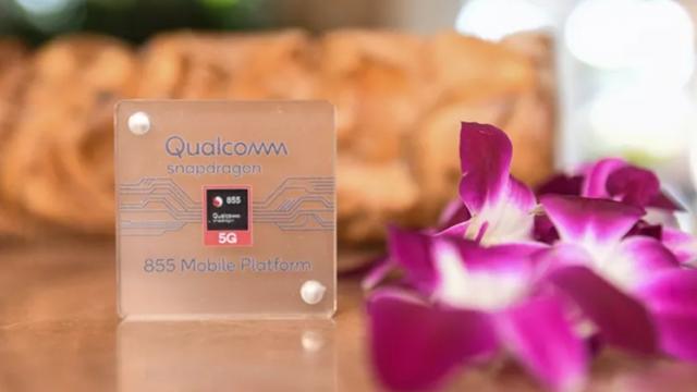 <b>Qualcomm Snapdragon 855 depăşeşte Exynos 9820 şi Kirin 980 în AnTuTu; Iată cu cât</b>Nici bine nu s-a lansat procesorul Qualcomm Snapdragon 855 că avem parte deja de un benchmark și nu oricare, ci chiar renumitul AnTuTu. Aici noua soluție a americanilor este comparată cu Exynos 9820, respectiv Kirin 980 al celor de la