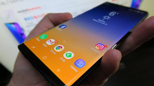 <b>Samsung Galaxy Note 9 după 3 luni de utilizare; Am socotit că trebuie să vă împărtășesc experiența mea</b>Se fac trei luni de când folosesc Samsung GalaxyNote 9 alternat cu alte telefoane (ce le primim în teste) și socotesc că a venit momentul să vă povestesc la mod obiectiv, cu exemple, la ce capitole m-a mulţumit telefonul şi unde ar mai fi de lucrat.