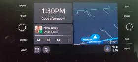 Android Auto va primi un UI actualizat curând, cu multe elemente vizuale similare lui Apple CarPlay