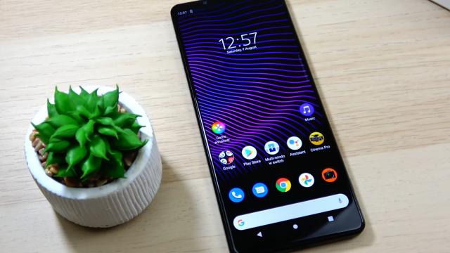 <b>Sony Xperia 1 III: OS, UI, aplicaţii oscilând între stock şi multitasking avanst + divertisment</b>Xperia 1 III rulează Android 11 cu un Xperia UI discret deasupra, fără intruziune prea mare peste experiența stock. Cititorul de amprente lateral este foarte rapid şi extrem de precis, nu am avut nici un moment de ezitare la deblocare. Singurul extra
